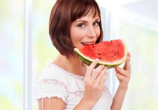 辟谣：怀孕吃西瓜会见红，别信，孕期真正需要忌口的就这几种食物